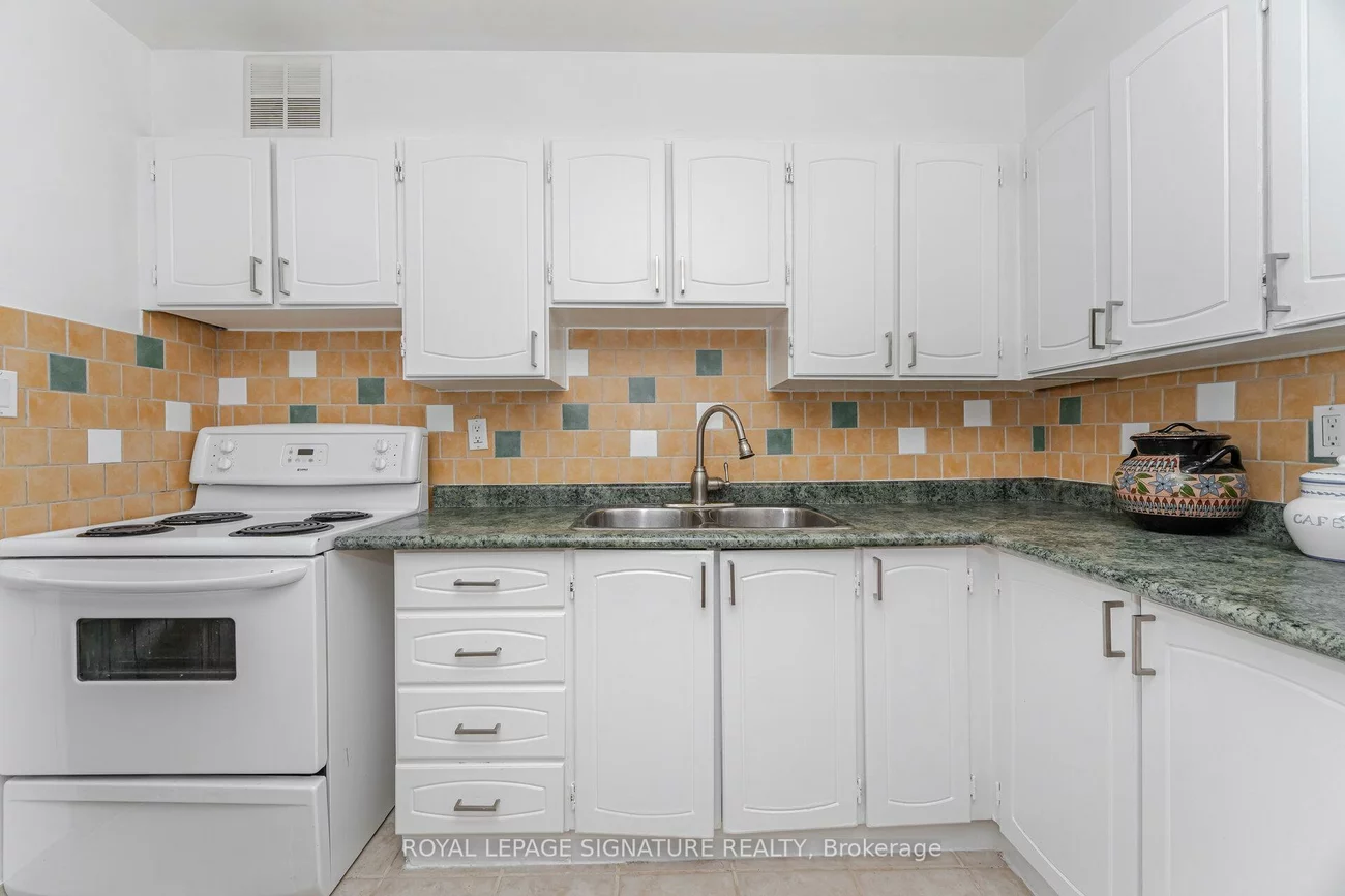 10, Edgecliff, Flemingdon Park, Toronto