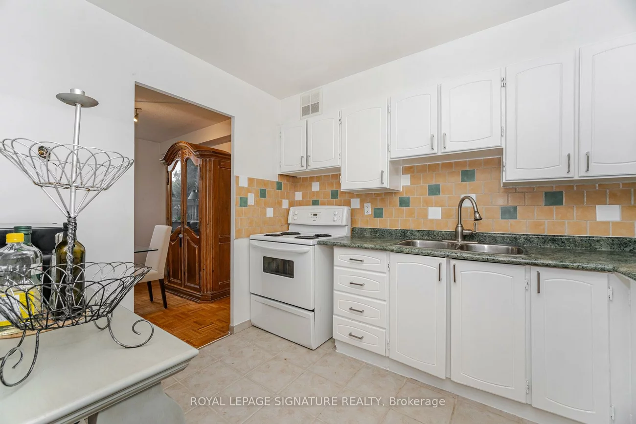 10, Edgecliff, Flemingdon Park, Toronto