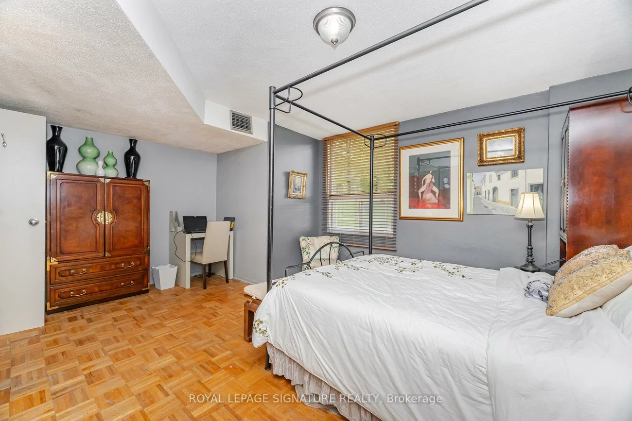 10, Edgecliff, Flemingdon Park, Toronto