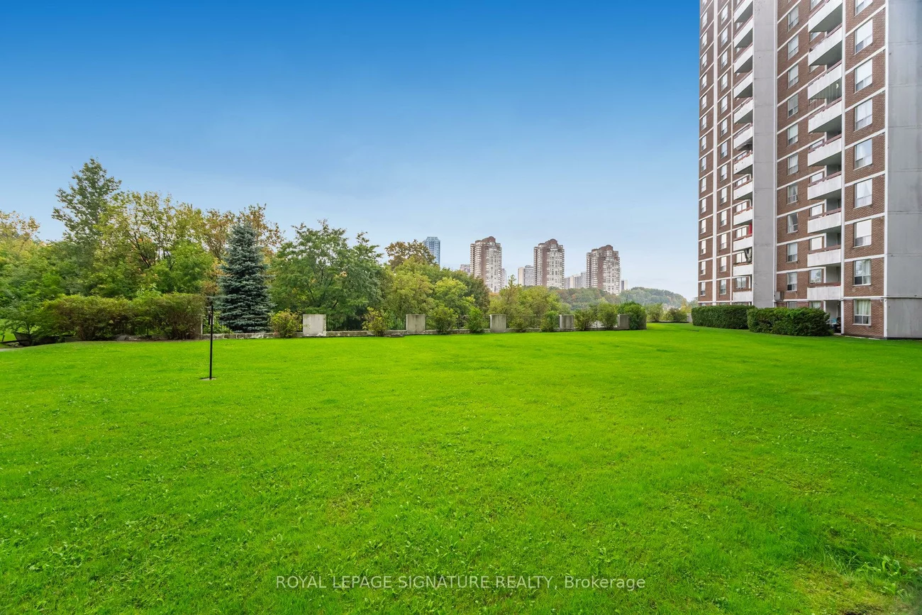 10, Edgecliff, Flemingdon Park, Toronto