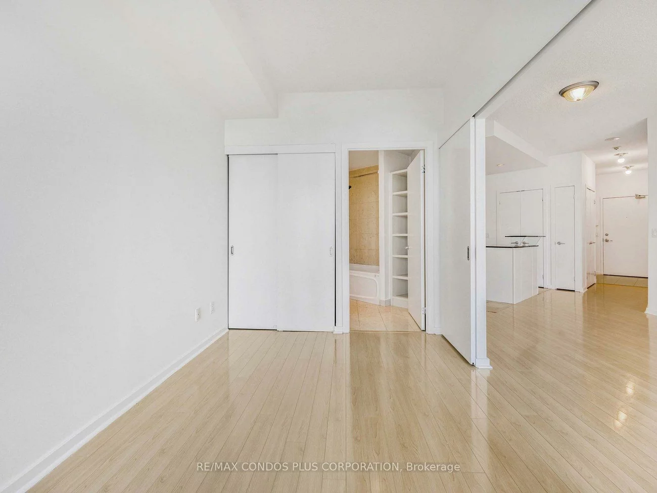 208, Queens, Waterfront Communities C1, Toronto