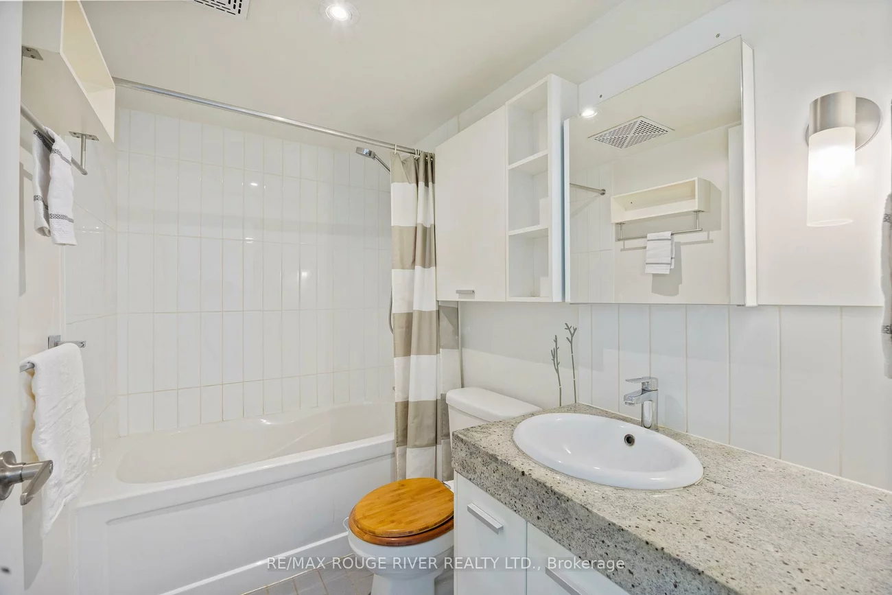 15, Singer, Bayview Village, Toronto