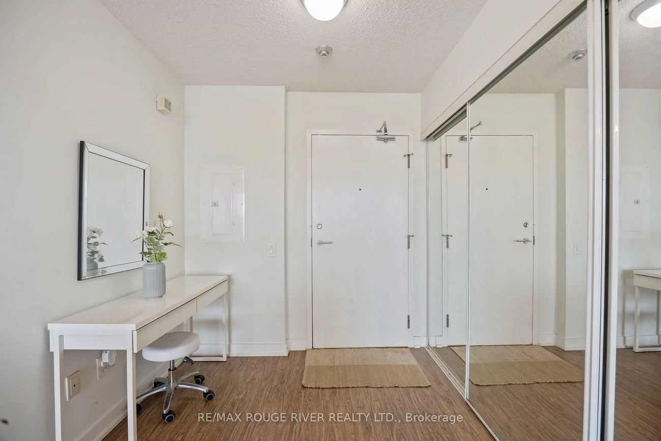 15, Singer, Bayview Village, Toronto