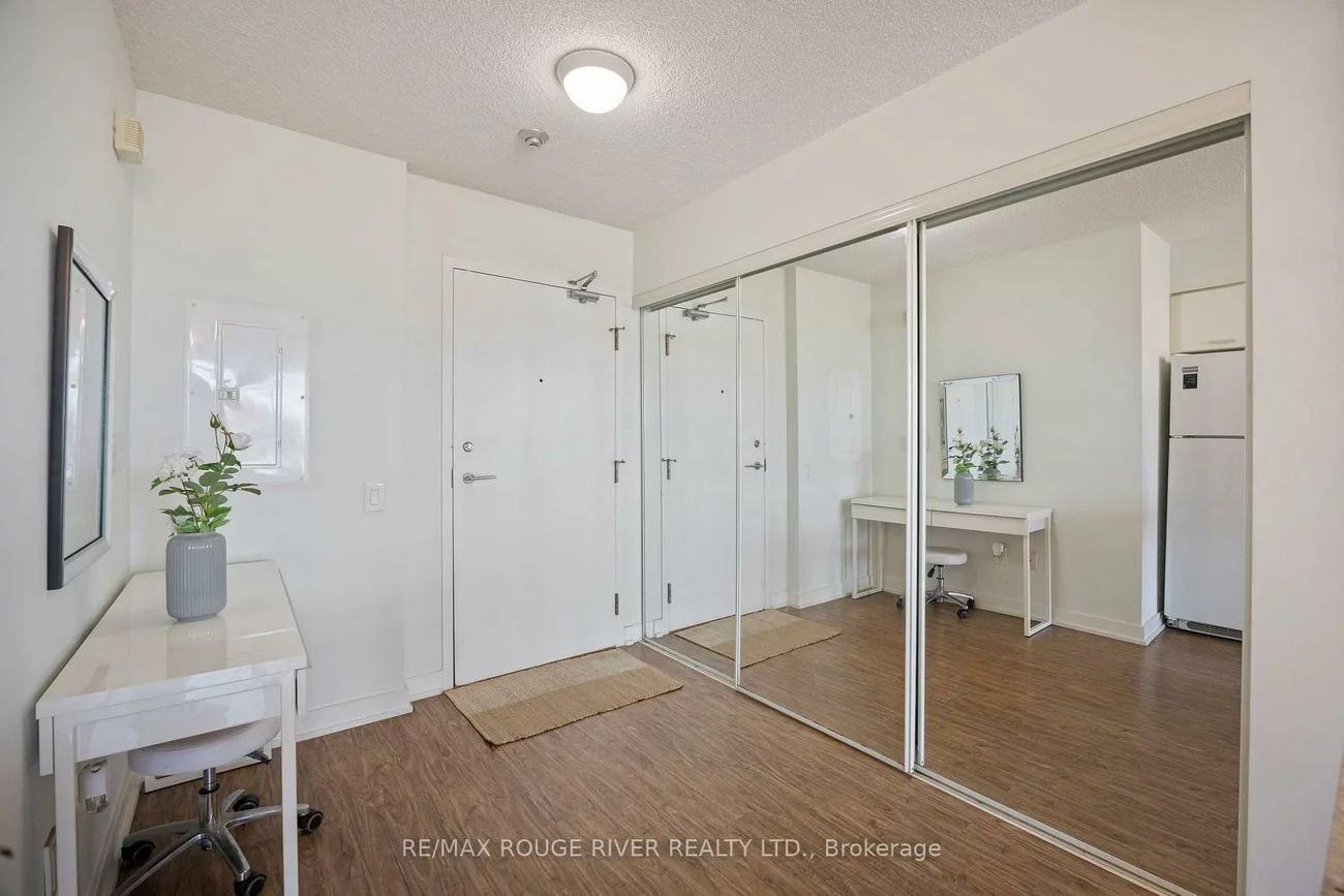 15, Singer, Bayview Village, Toronto