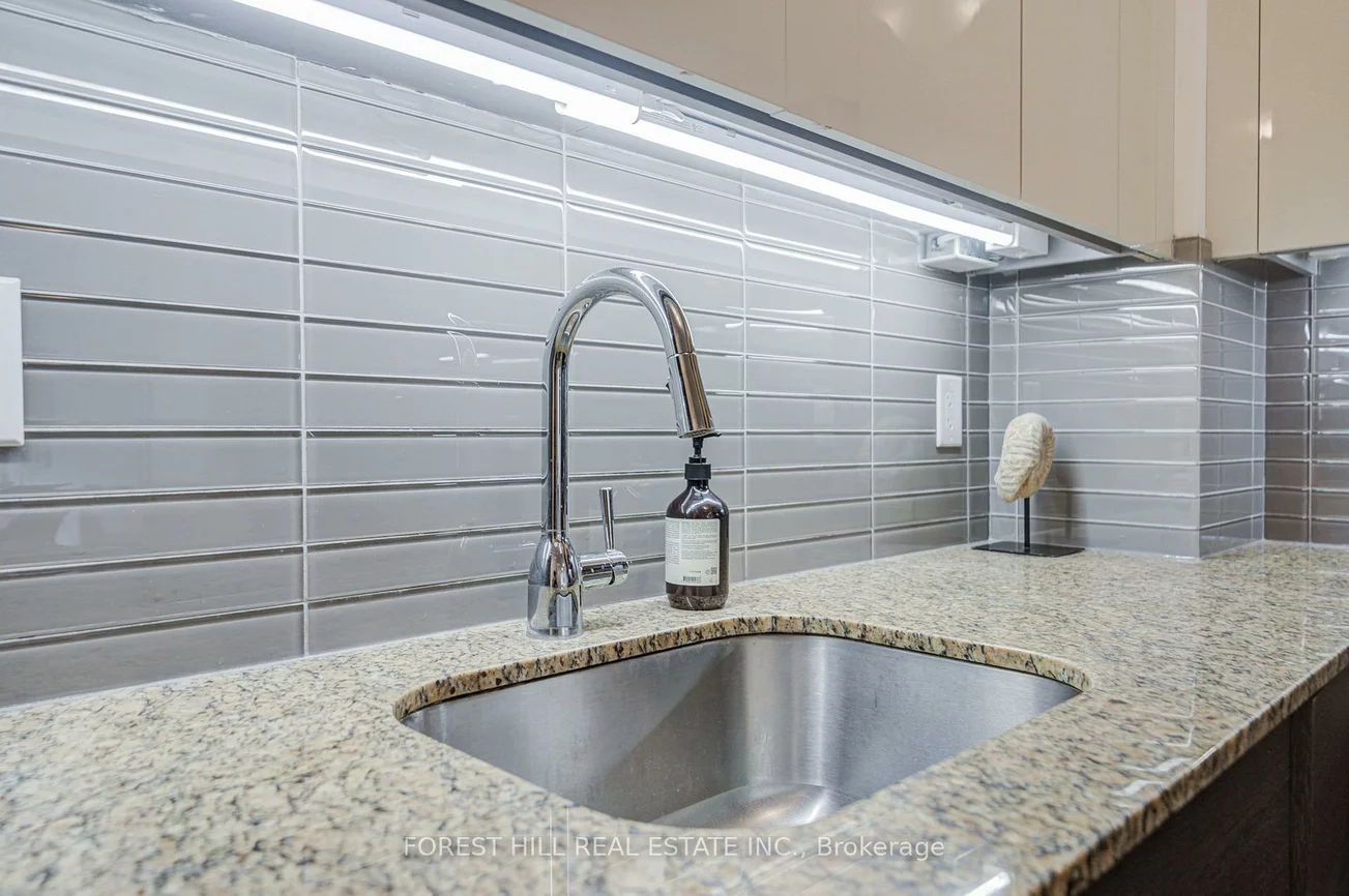 210, Simcoe, Kensington-Chinatown, Toronto