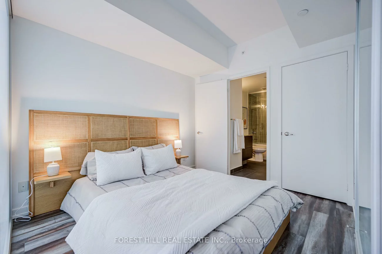 210, Simcoe, Kensington-Chinatown, Toronto