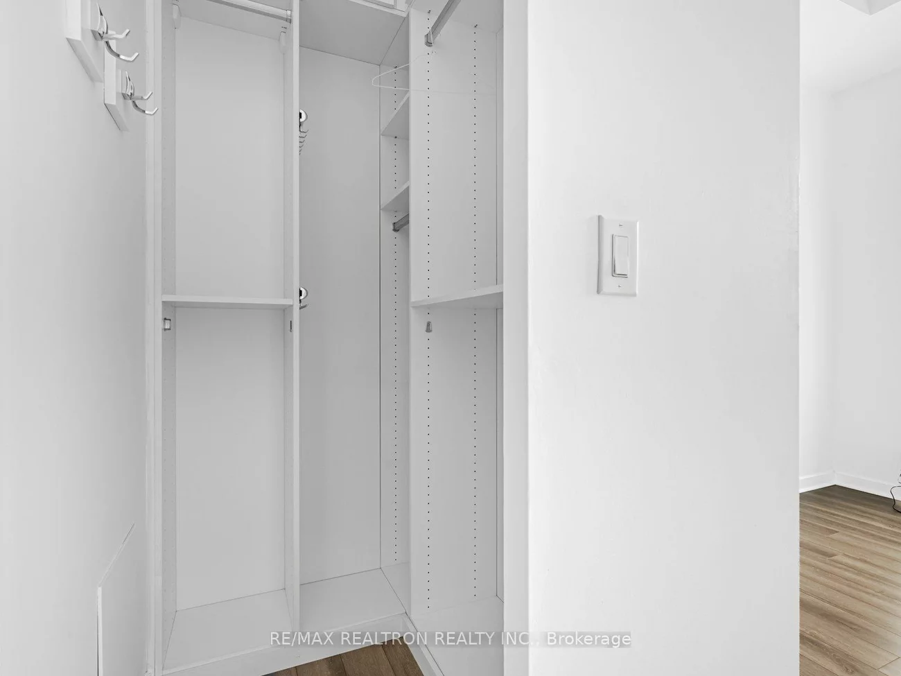 33, Bay, Waterfront Communities C1, Toronto