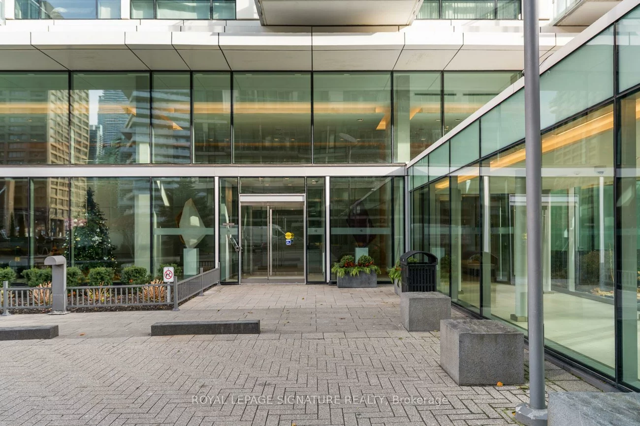 39, Queens, Waterfront Communities C8, Toronto