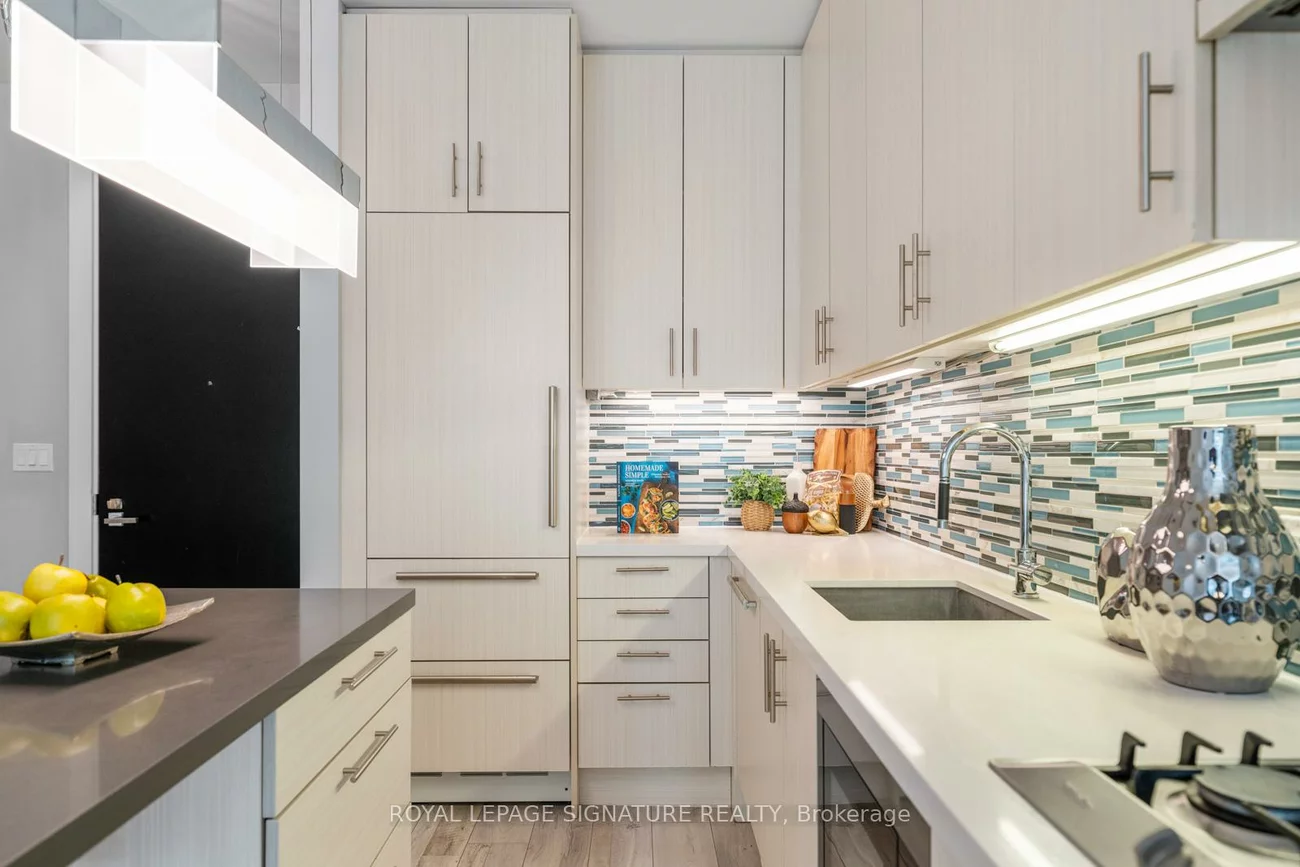 39, Queens, Waterfront Communities C8, Toronto