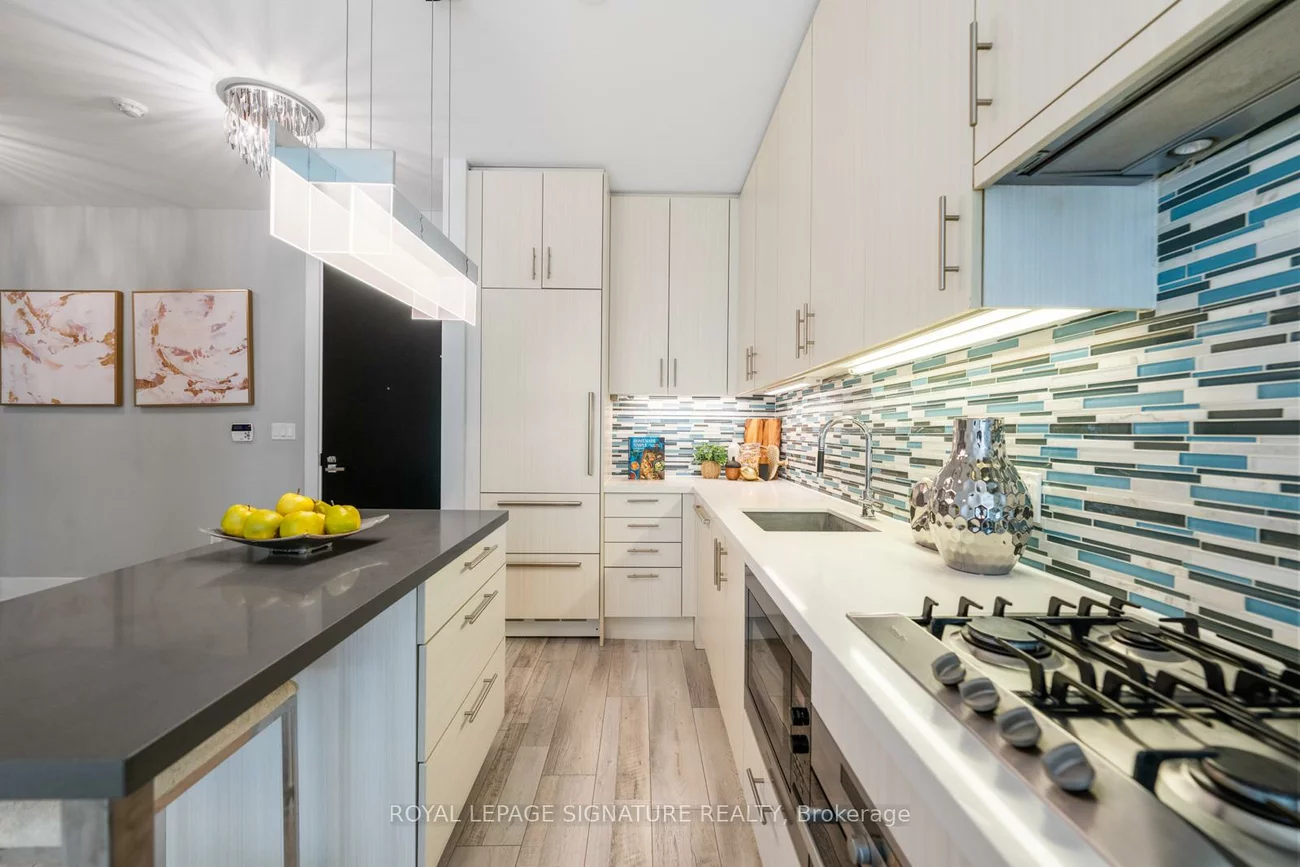 39, Queens, Waterfront Communities C8, Toronto