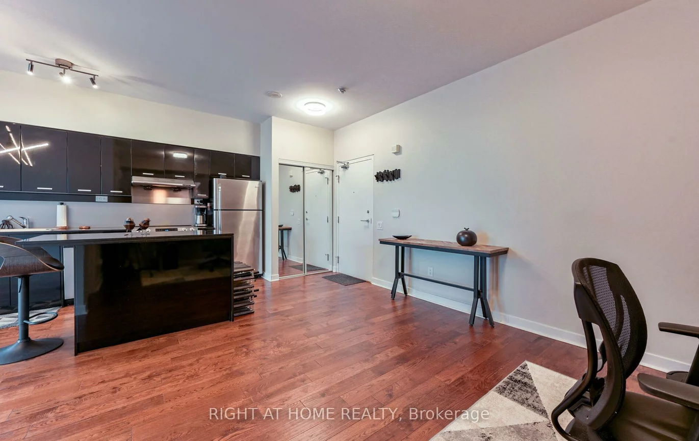 19, Singer, Bayview Village, Toronto