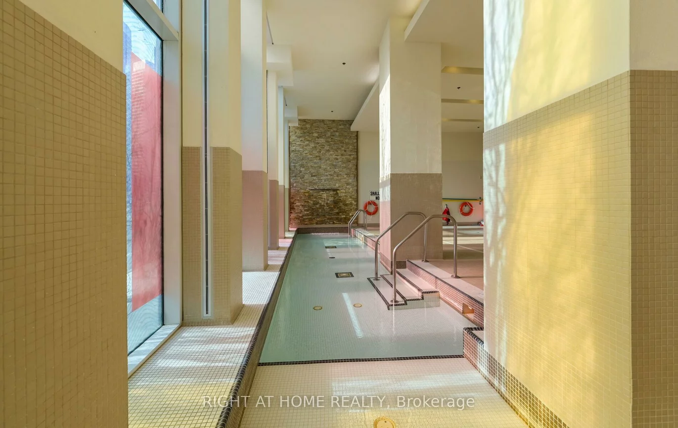 19, Singer, Bayview Village, Toronto