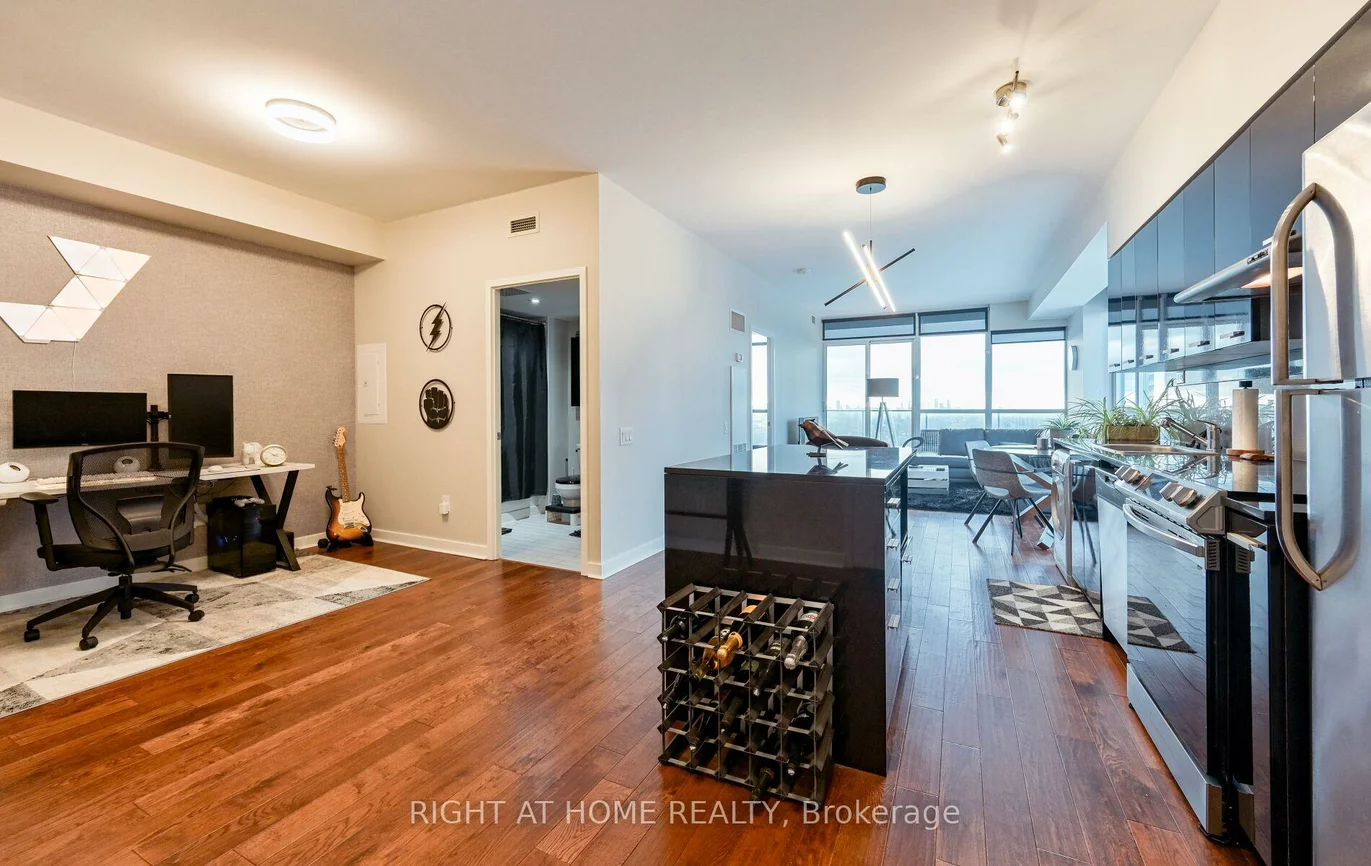 19, Singer, Bayview Village, Toronto