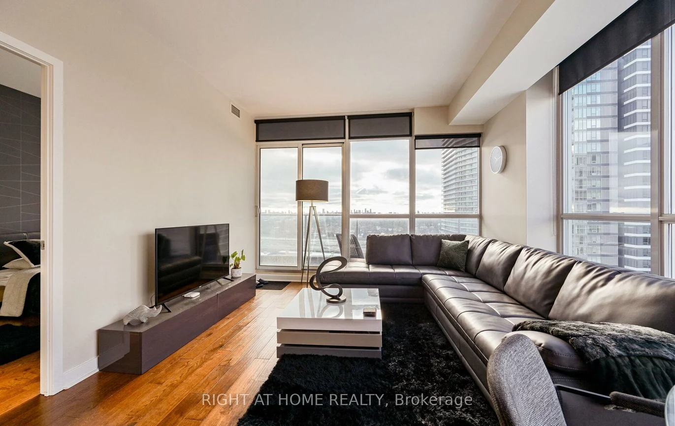 19, Singer, Bayview Village, Toronto