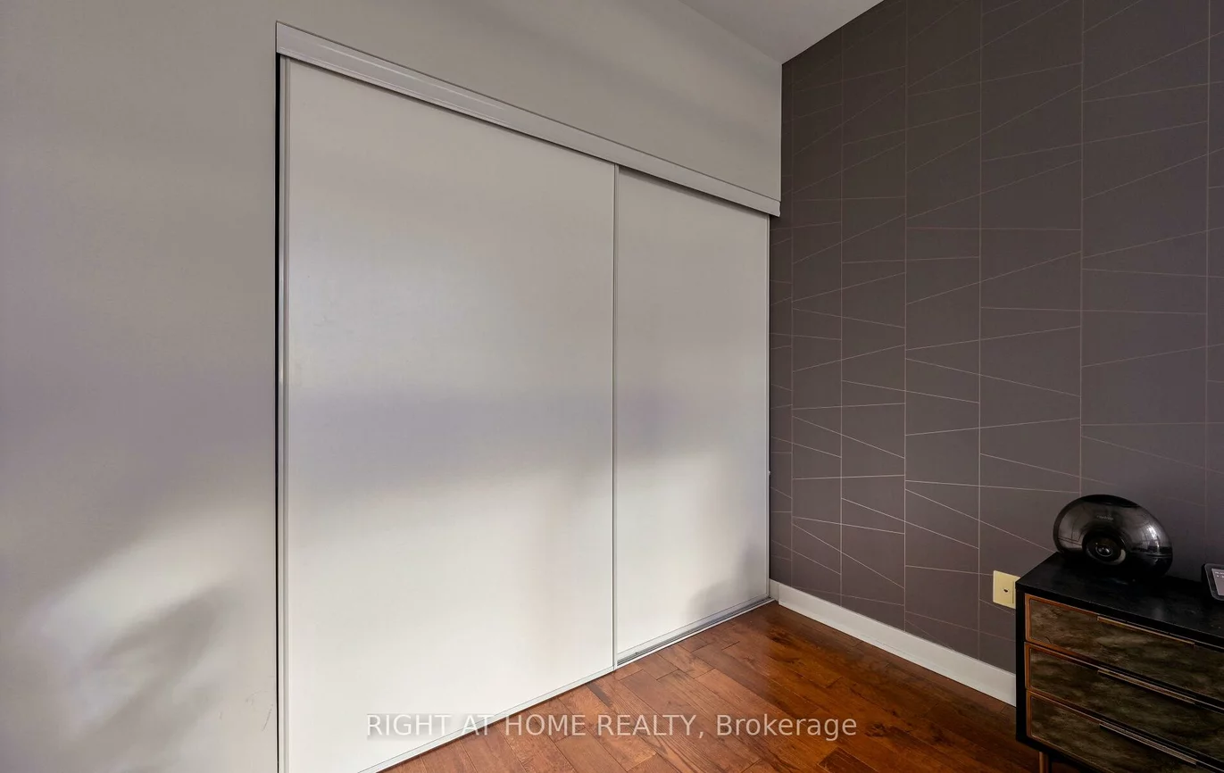 19, Singer, Bayview Village, Toronto