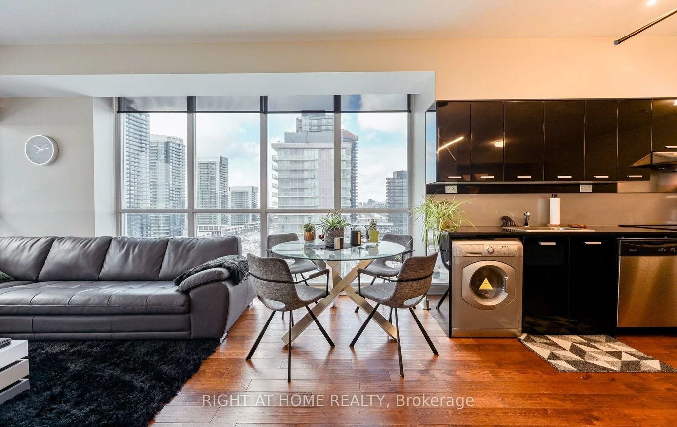 19, Singer, Bayview Village, Toronto