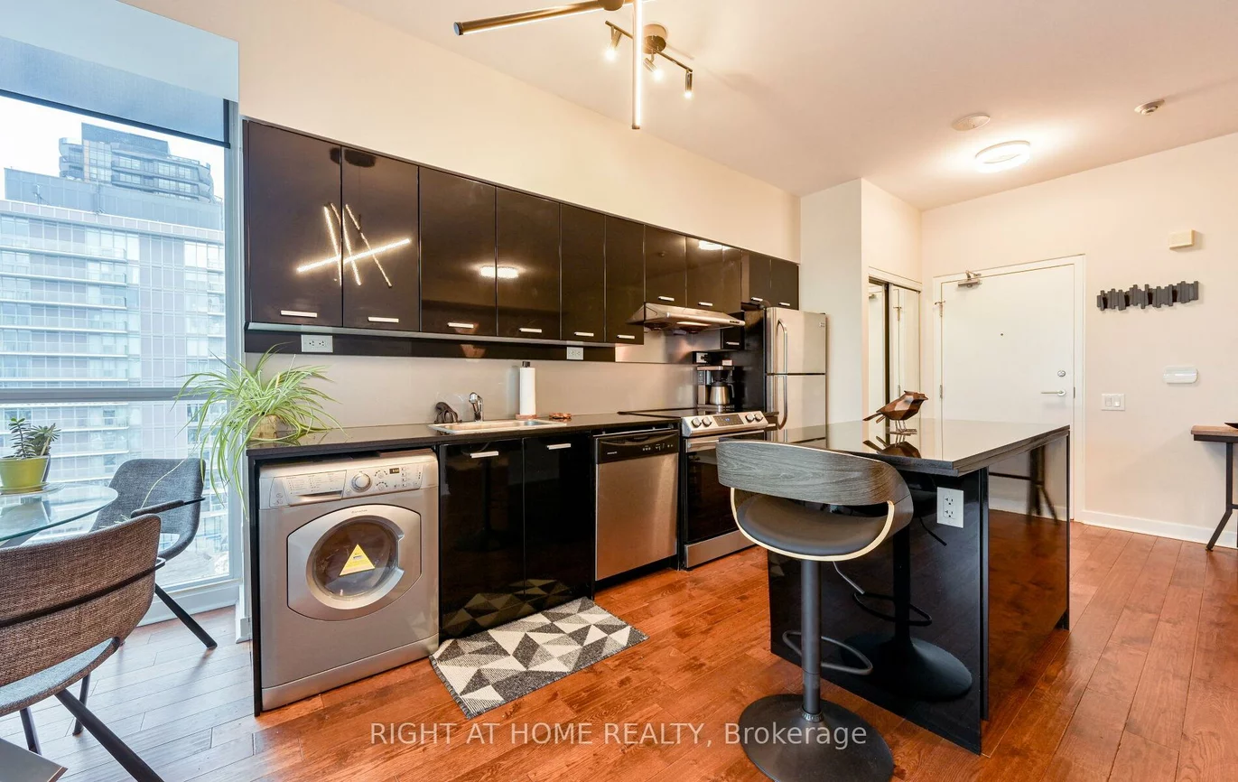 19, Singer, Bayview Village, Toronto