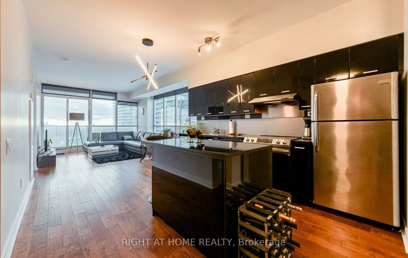 19, Singer, Bayview Village, Toronto