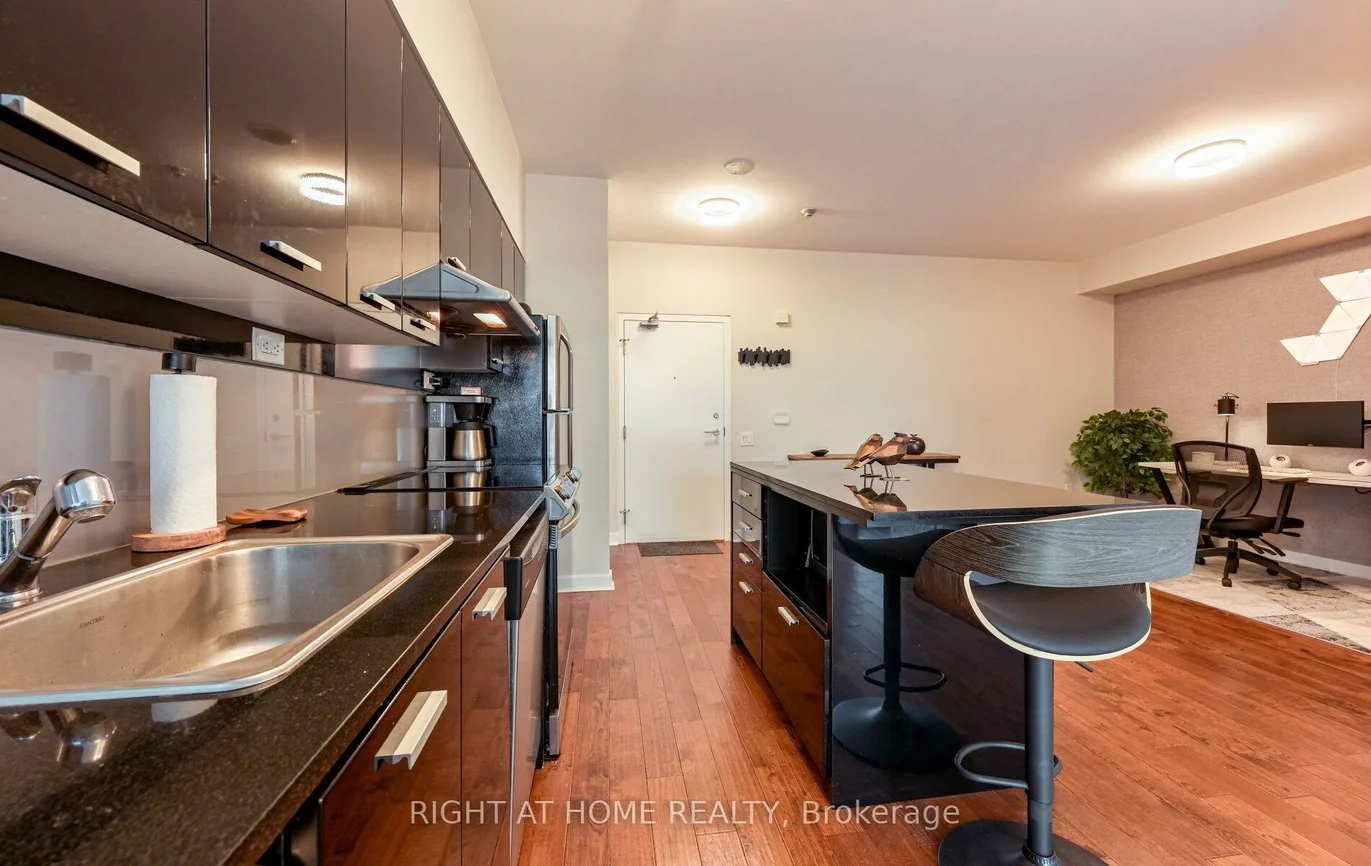 19, Singer, Bayview Village, Toronto