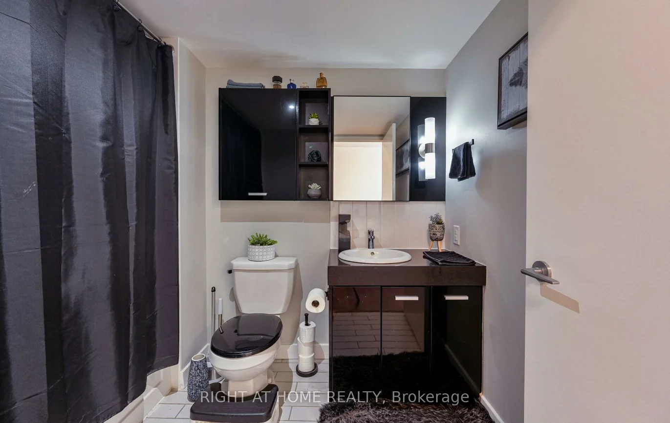 19, Singer, Bayview Village, Toronto