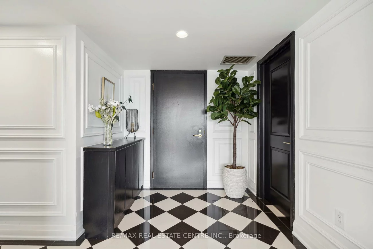 251, Queens, Waterfront Communities C1, Toronto