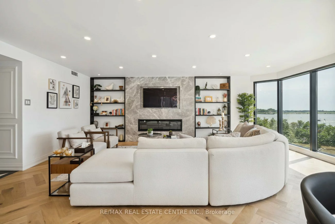 251, Queens, Waterfront Communities C1, Toronto