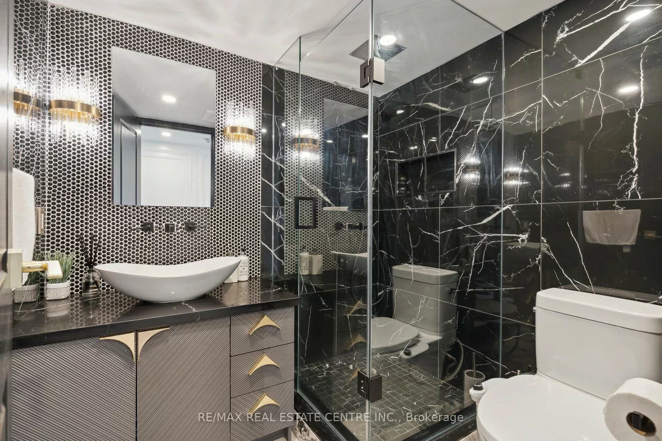 251, Queens, Waterfront Communities C1, Toronto