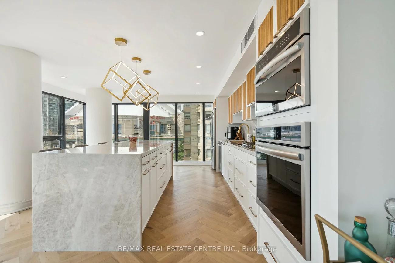 251, Queens, Waterfront Communities C1, Toronto