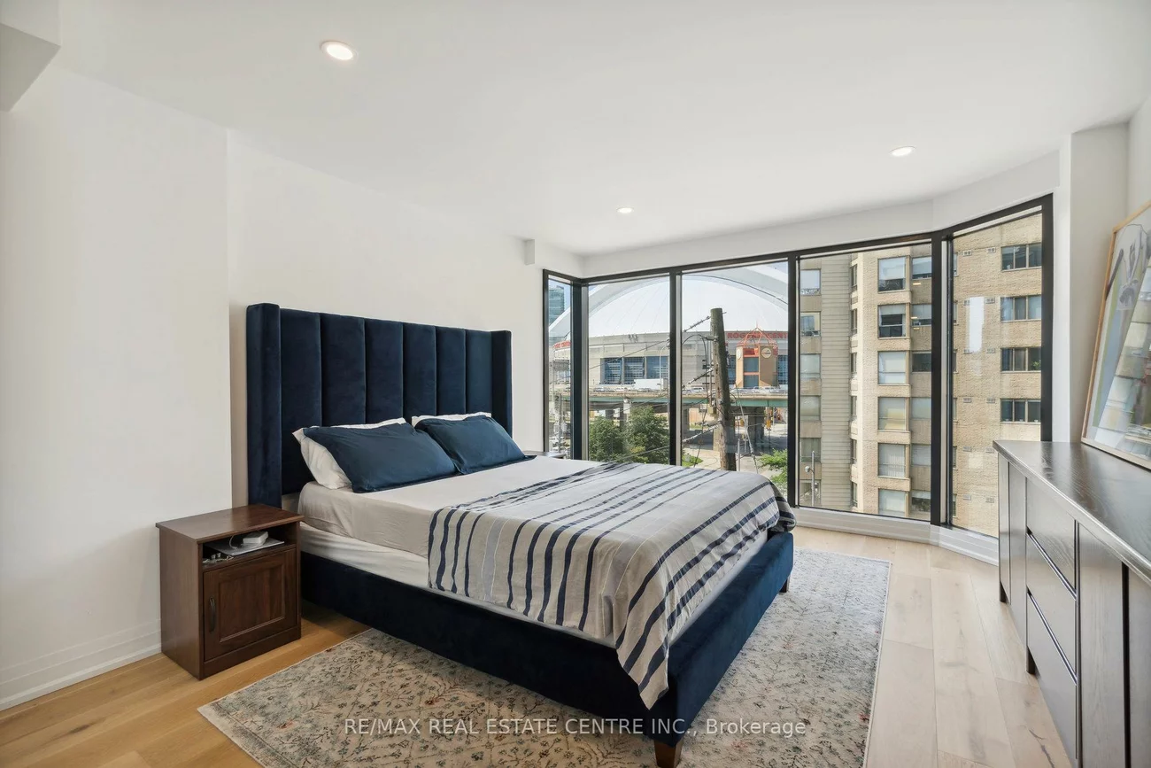 251, Queens, Waterfront Communities C1, Toronto