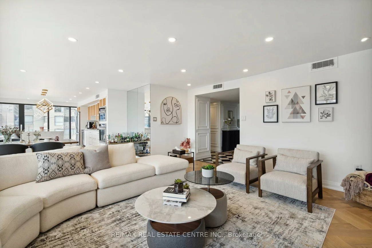 251, Queens, Waterfront Communities C1, Toronto