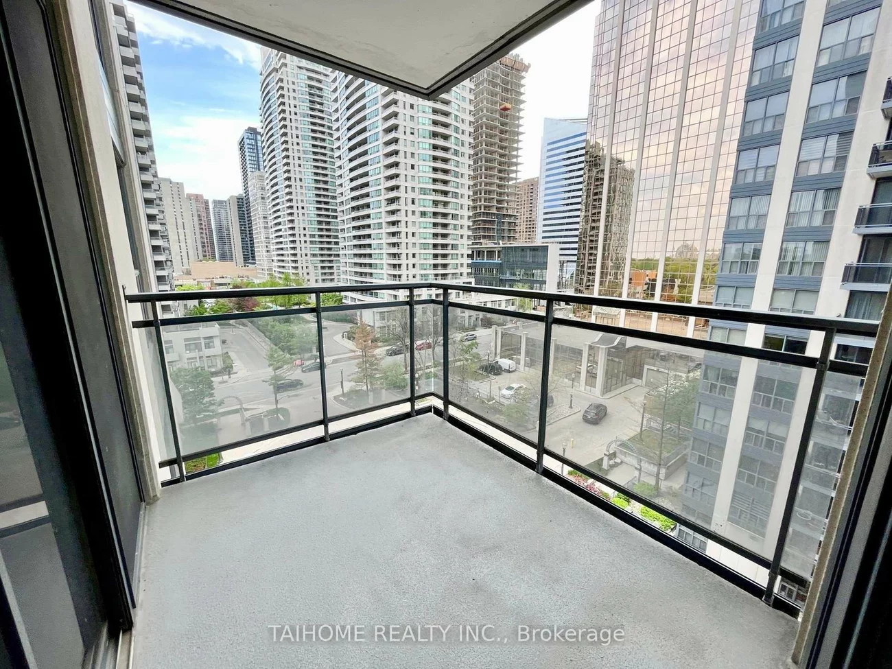 28, Hollywood, Willowdale East, Toronto