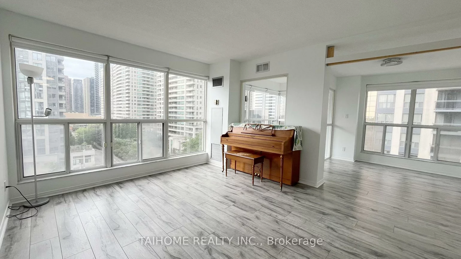 28, Hollywood, Willowdale East, Toronto