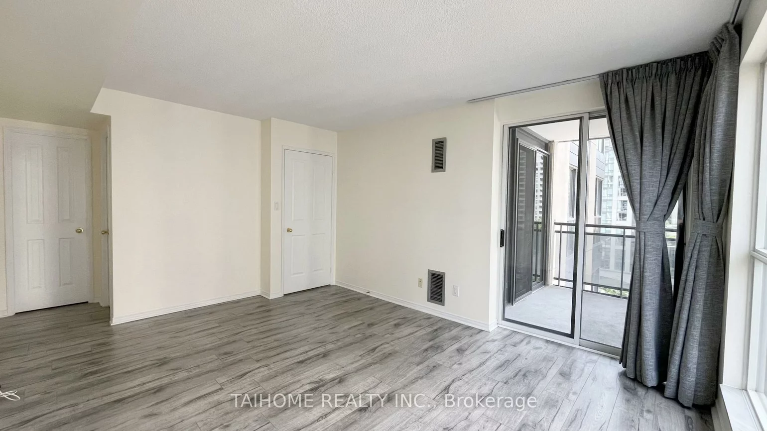 28, Hollywood, Willowdale East, Toronto