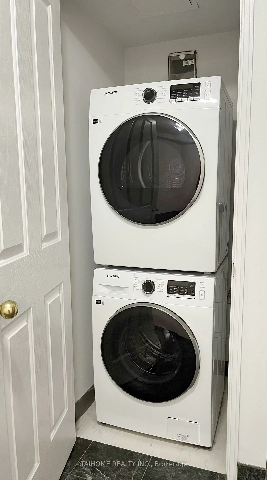 28, Hollywood, Willowdale East, Toronto