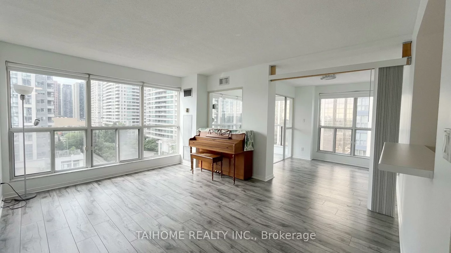 28, Hollywood, Willowdale East, Toronto