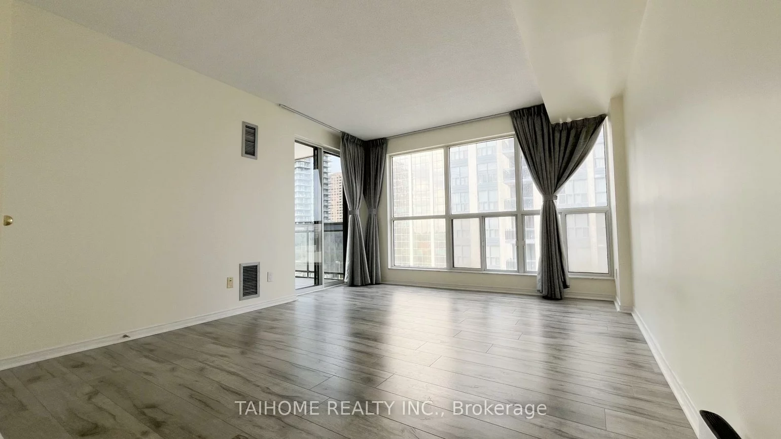 28, Hollywood, Willowdale East, Toronto