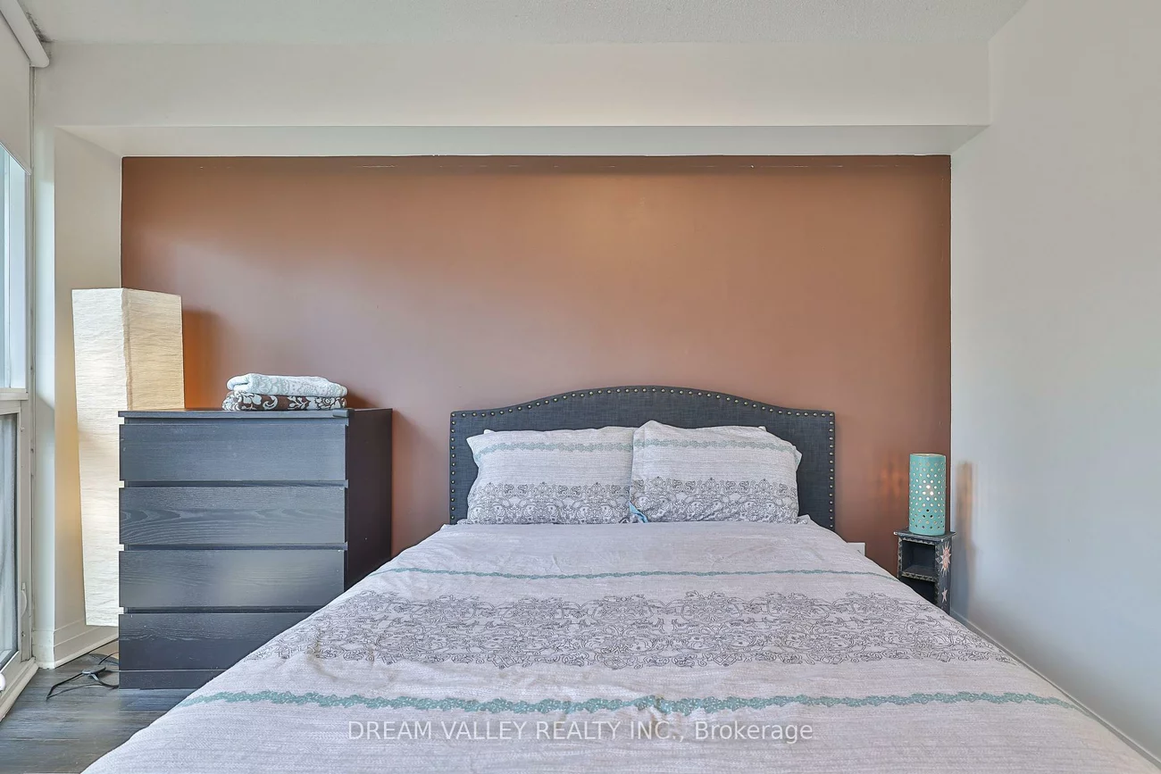 25, Carlton, Church-Yonge Corridor, Toronto