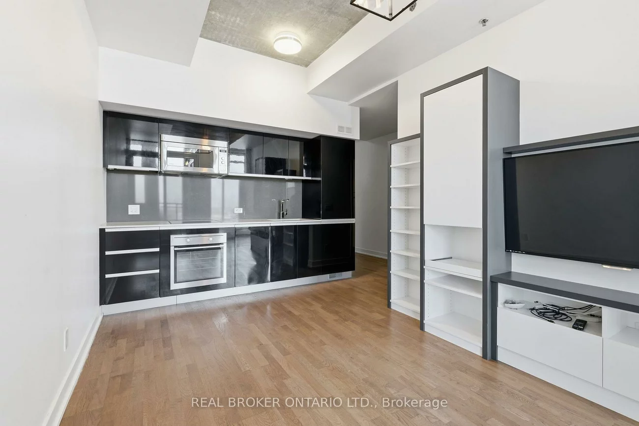 20, Minowan Miikan, Little Portugal, Toronto