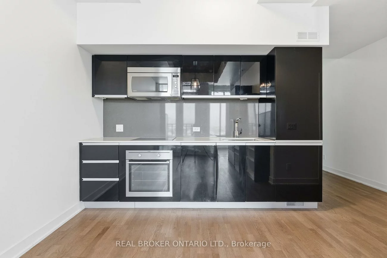 20, Minowan Miikan, Little Portugal, Toronto