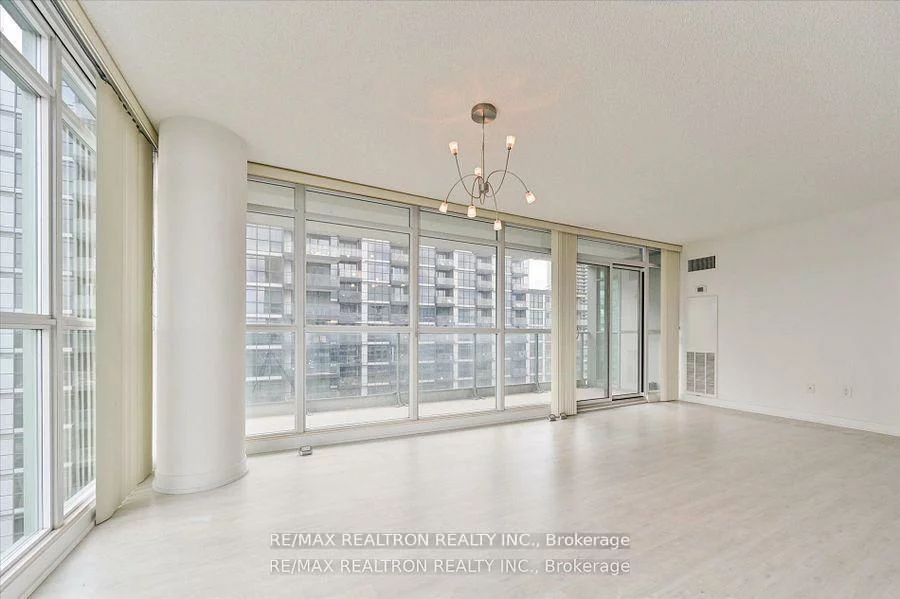 15, Singer, Bayview Village, Toronto