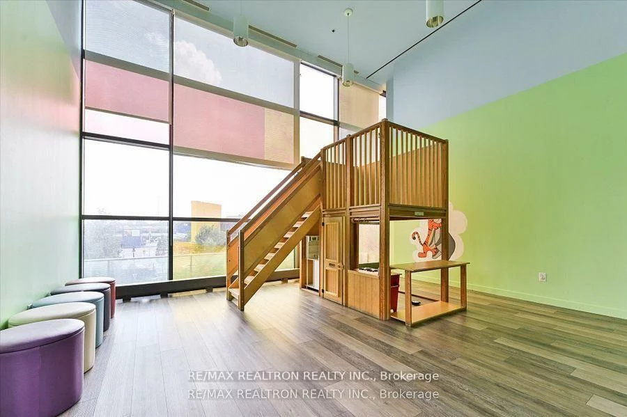 15, Singer, Bayview Village, Toronto