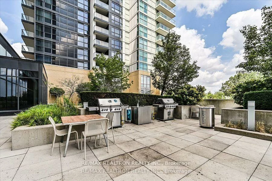 15, Singer, Bayview Village, Toronto