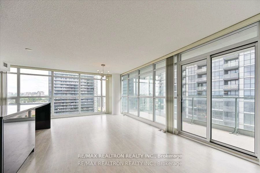 15, Singer, Bayview Village, Toronto