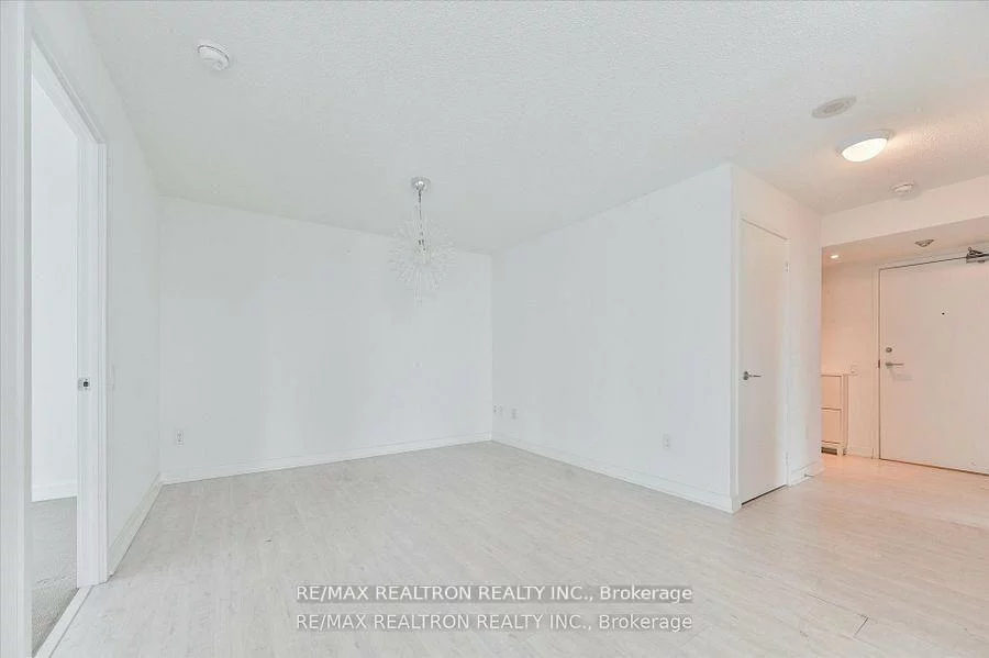 15, Singer, Bayview Village, Toronto