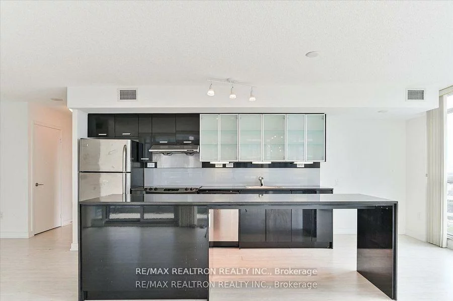 15, Singer, Bayview Village, Toronto