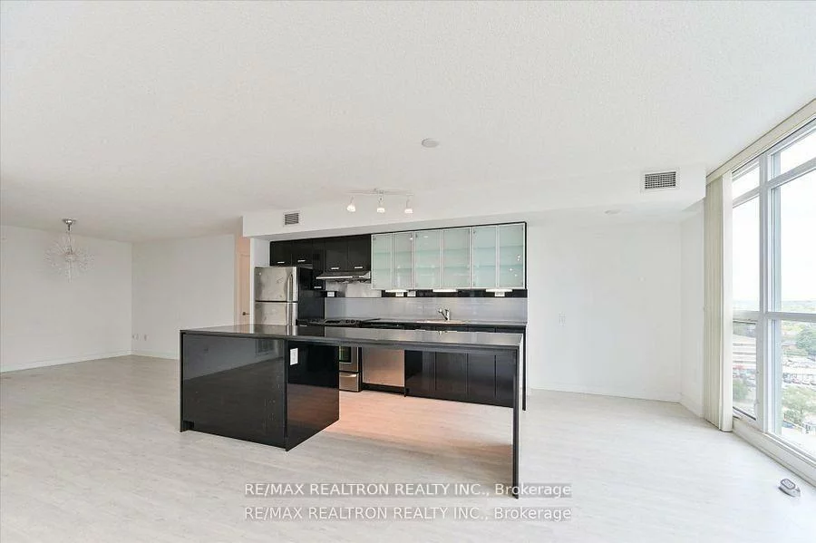 15, Singer, Bayview Village, Toronto