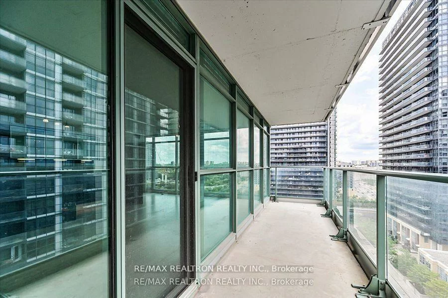 15, Singer, Bayview Village, Toronto