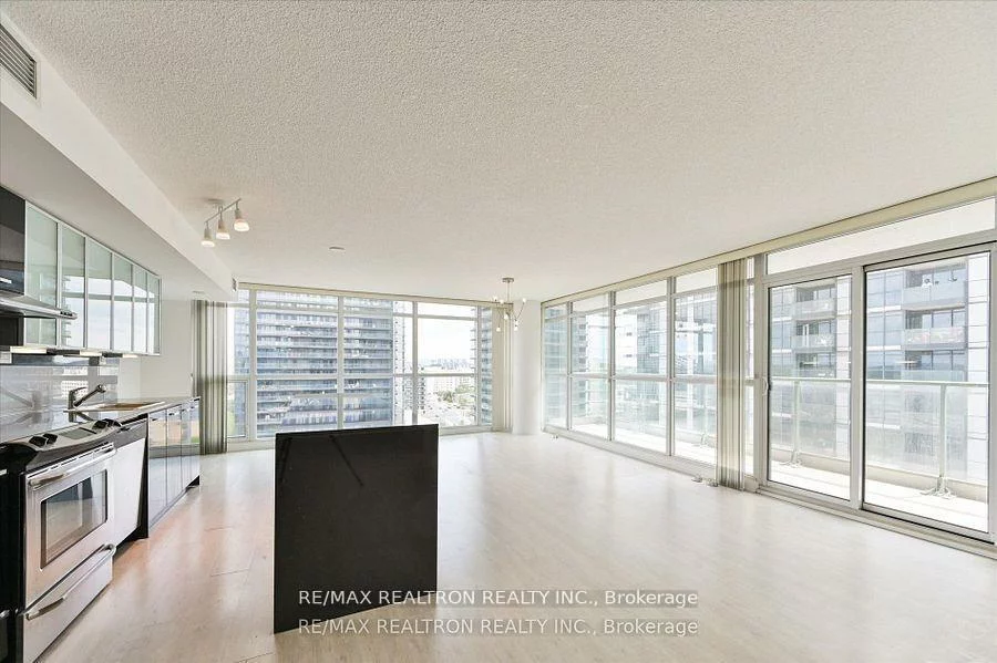 15, Singer, Bayview Village, Toronto