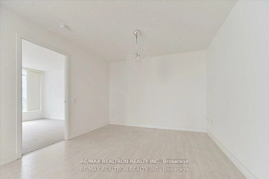 15, Singer, Bayview Village, Toronto