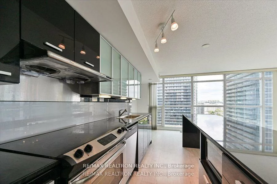 15, Singer, Bayview Village, Toronto